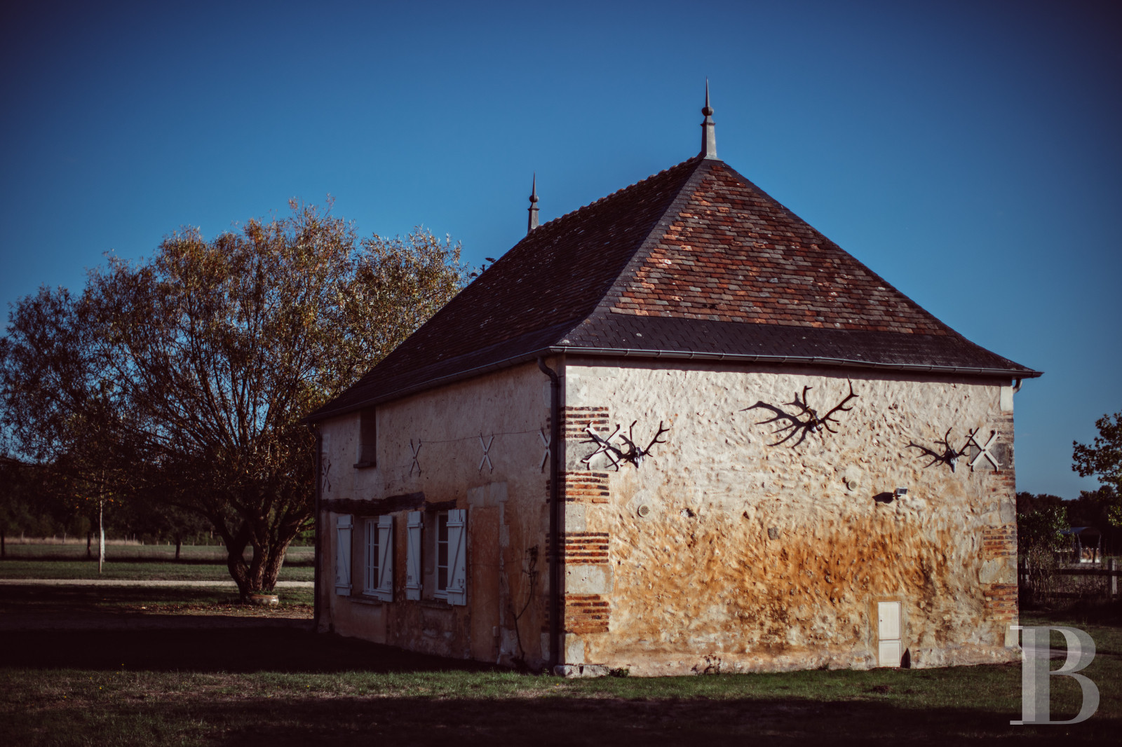 In Touraine, an hour from Paris by train, a country house available for year-round rental, with access to the services and facilities of a vast estate - photo  n°1